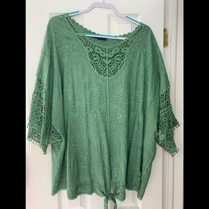 Green, 3/4 sleeve shirt with lace.  Size 26/28